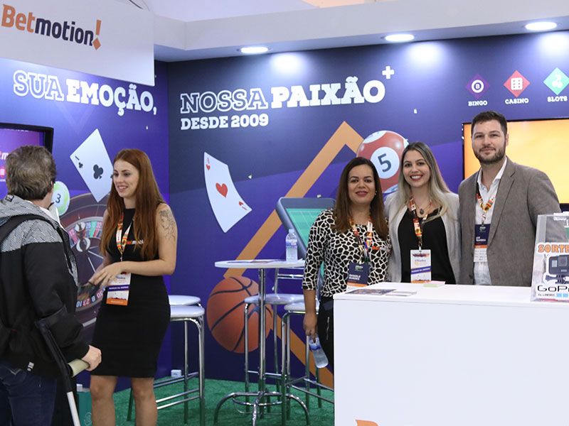Layrena Méglio no comando do stand da Betmotion