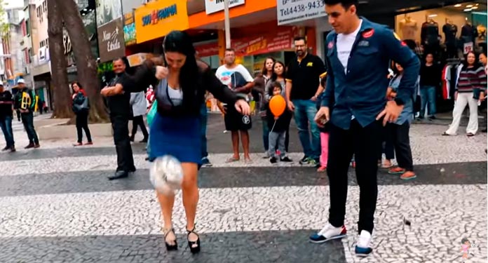 Contratada-pela-Tempobet-Raquel-Freestyle-Desafia-Cidadãos-nas-Embaixadinhas-1