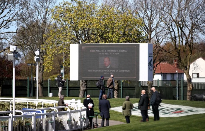 Homenagens ao Príncipe Philip foram transmitidas nas telonas de Aintree