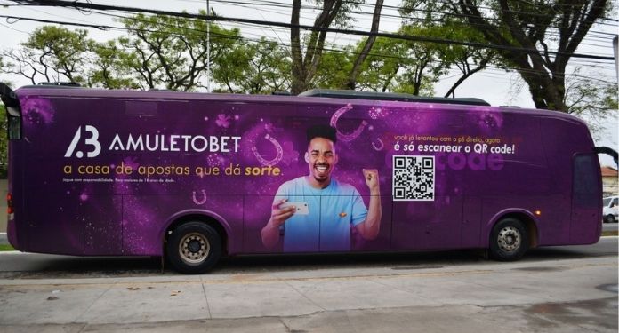 AmuletoBet aposta em ônibus de publicidade para ampliar visibilidade da marca