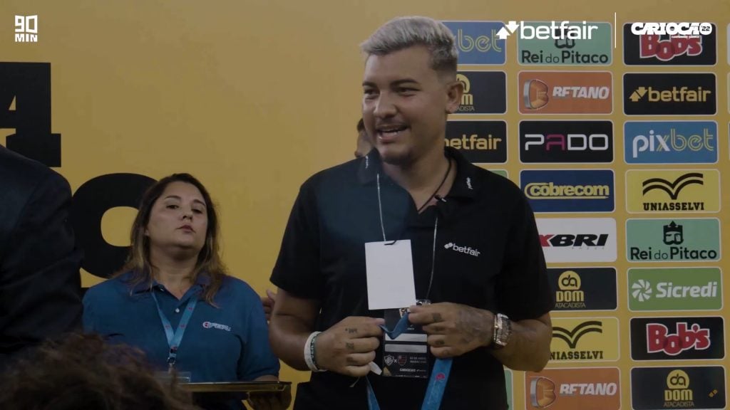 In Betfair action, Fluminense fan hands medals to champions in Carioca final