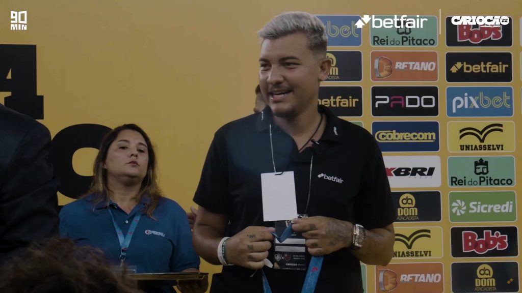 Em ação da Betfair, torcedor do Fluminense entrega medalhas aos campeões na final do Carioca