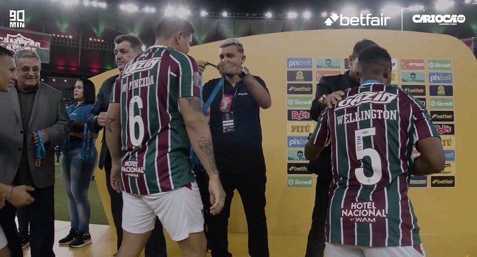 In Betfair action, Fluminense fan hands medals to champions in Carioca final