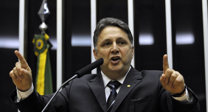 Anthony Garotinho apoia legalização do jogo e aponta Silvio Santos como ‘cara que iniciou o jogo no Brasil’