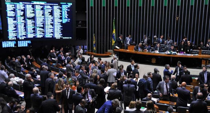 Senado Federal - O Senado deve receber nos próximos dias o projeto de lei  que legaliza a operação de jogos de azar no Brasil (PL 442/1991 na Câmara  dos Deputados). A medida