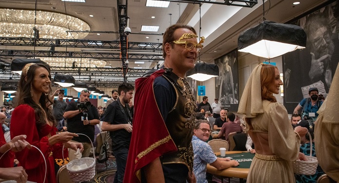 Dressed as a Roman Emperor, Vince Vaughn makes a triumphant entry into the WSOP Main Event