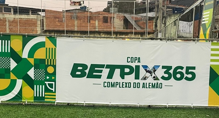BetPix365 promotes floodplain football tournament in Complexo do Alemão, in Rio