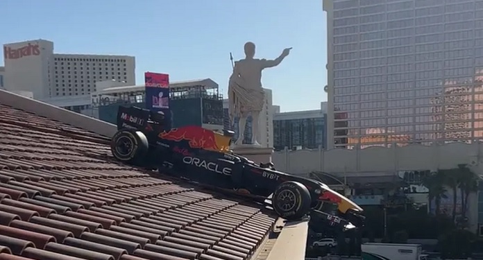 Red Bull Racing promove GP de Las Vegas com carro de Fórmula 1 no topo de cassino
