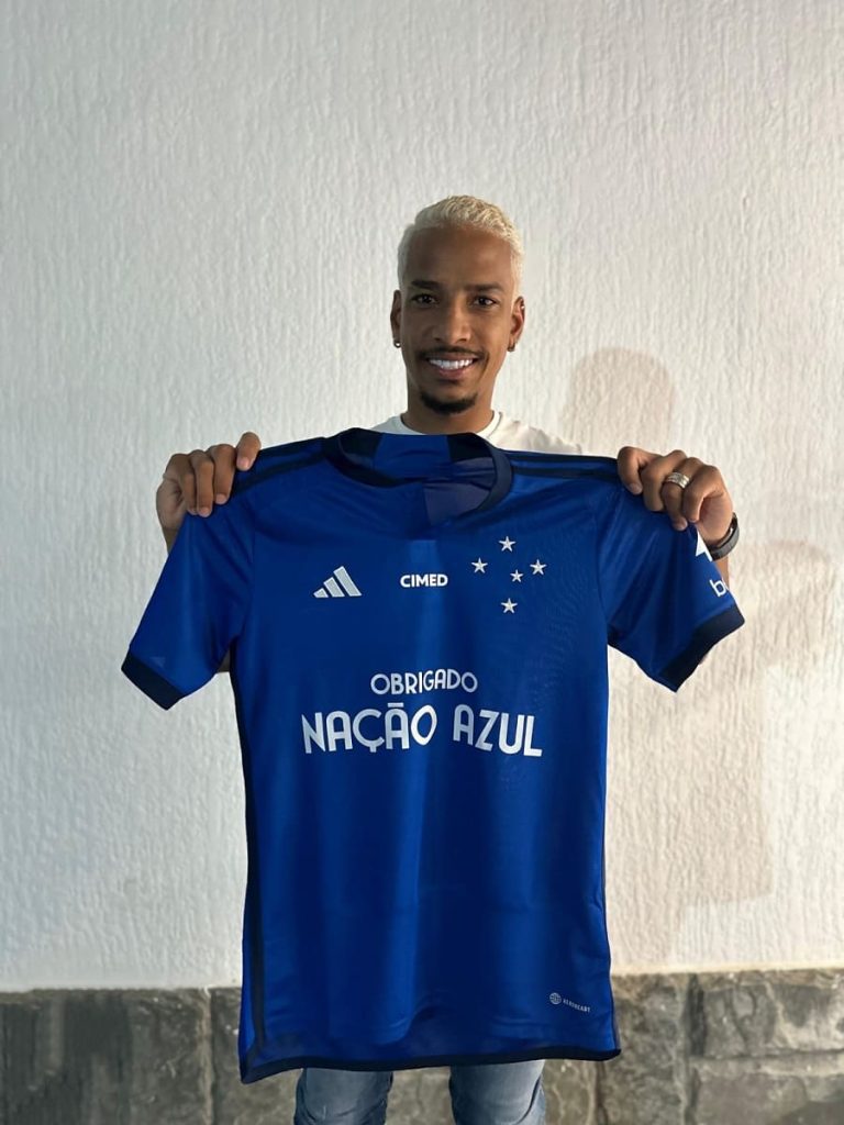 Matheus Pereira com camisa do Cruzeiro Betfair