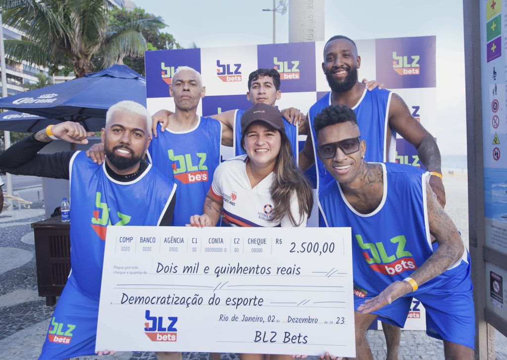 Promoted by BLZBets, the game brings together Pelé and Messi lookalikes and benefits social actions