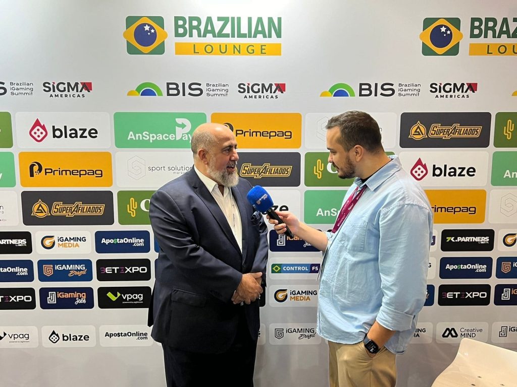 Journalist from the iGaming Brazil portal, Felipe Raibolt in conversation with the advisor to the Ministry of Finance
