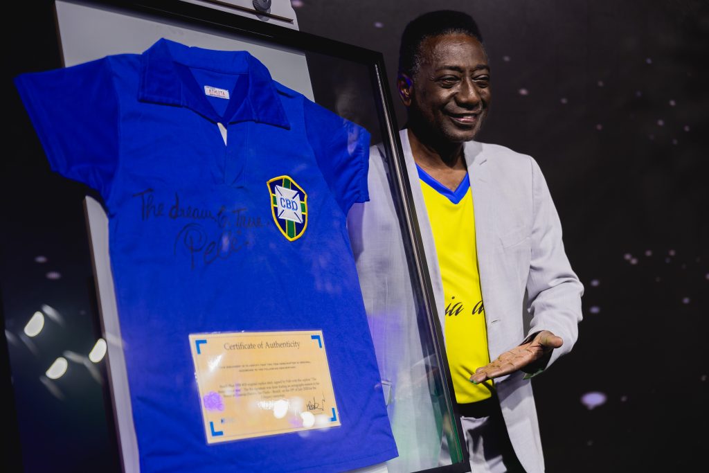 Blue shirt with King Pel's autograph. Image: Kalma Produtora 