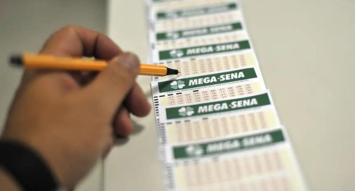 Ninguém acerta as seis dezenas da Mega-Sena 2733, e prêmio vai a R$ 112  milhões; veja números sorteados, Gastar Bem