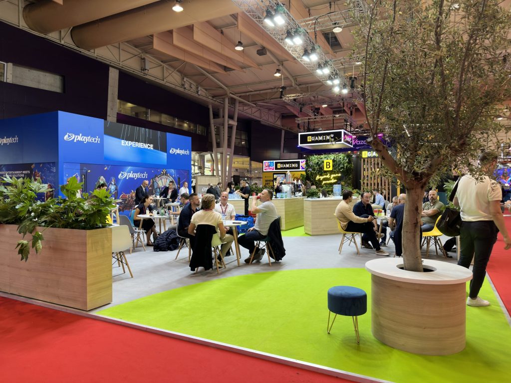 With 4 pavilions, the conference covered more than 100 thousand square meters