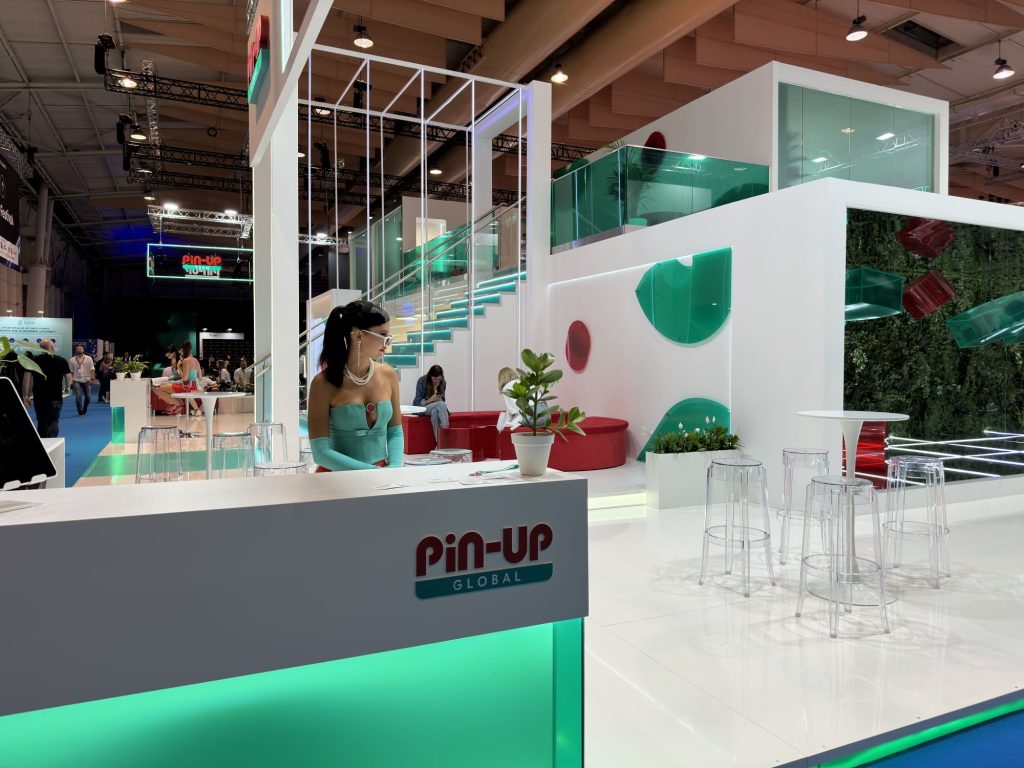 Fully customized stand with the Pin-Up brand
