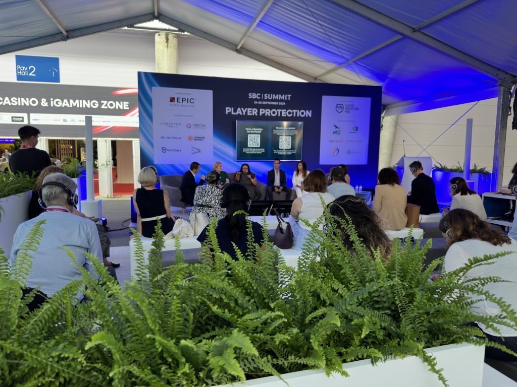 The organization chose to separate the seminars into thematic areas