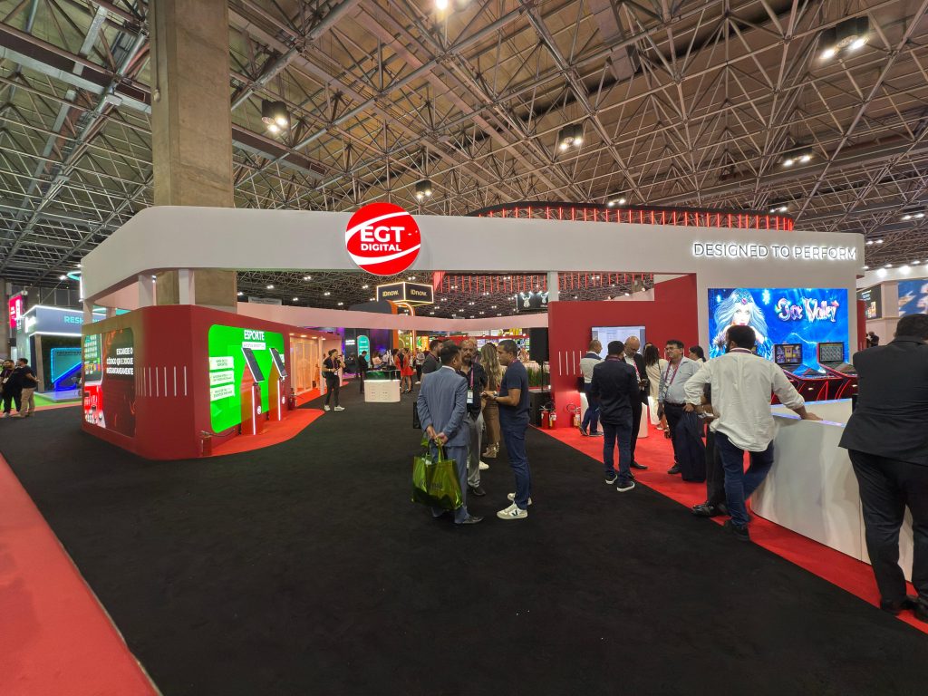 The motto 'designed to perform' (in free translation) highlighted on the stand