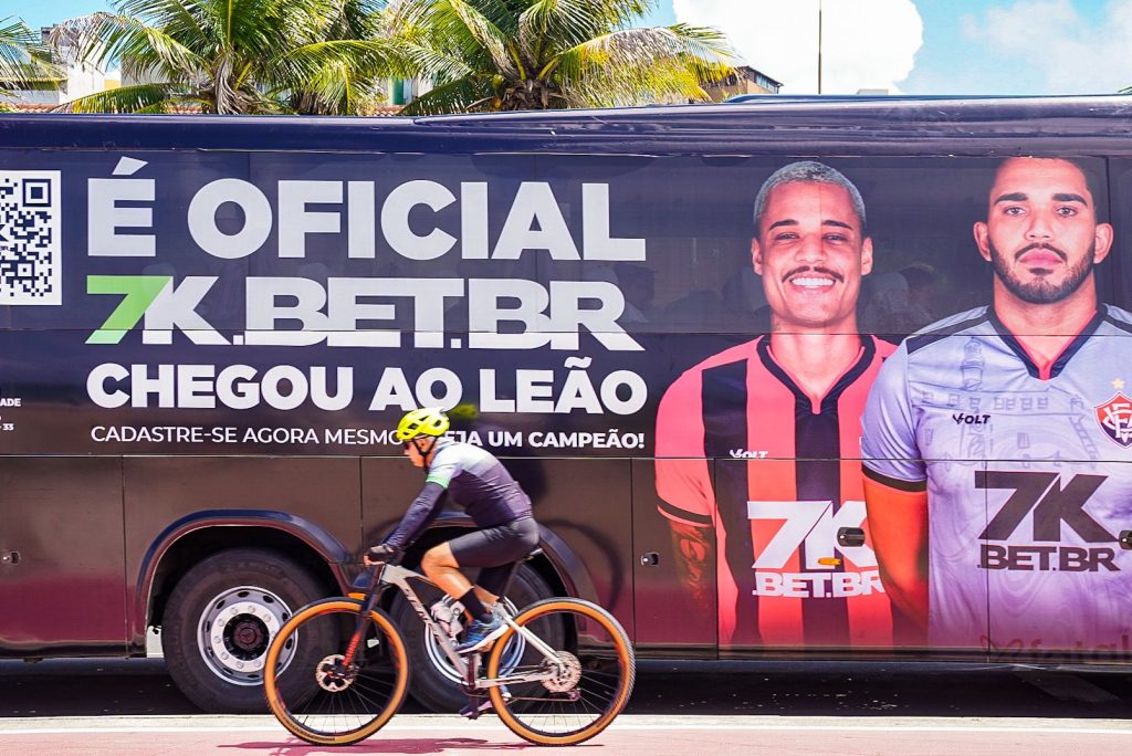 Vitória and 7k carry out action for fans on beaches in Salvador (2)