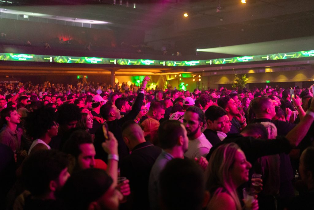 O espaço destinado para a celebração ficou lotado