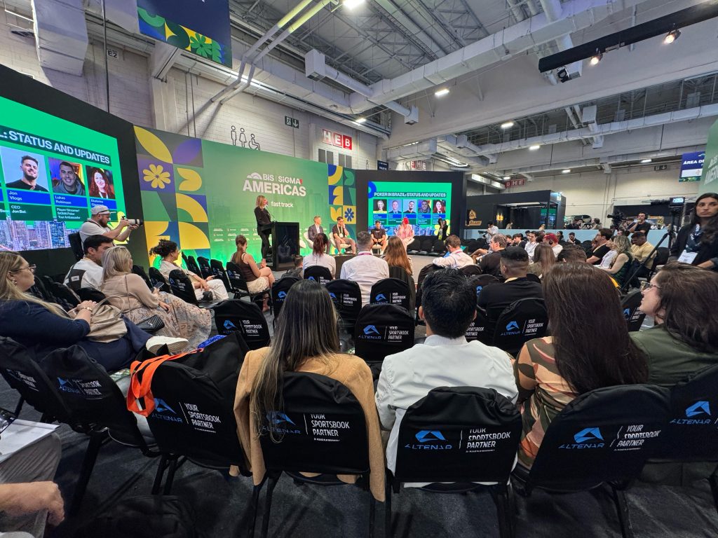 Ivonne Montealegre, Simon Isbäck, Lukas Robinson and Jon Vlogs participated in the roundtable