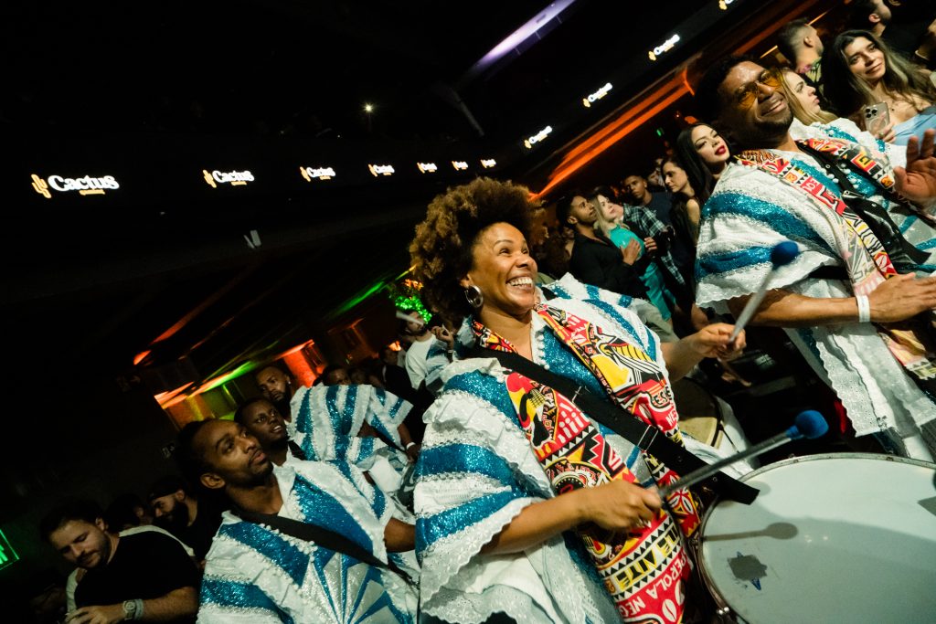 A celebração teve direito até a bateria de escola de samba!
