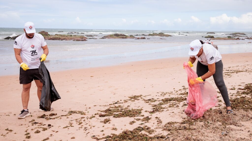 7K e Vitória promovem mutirão e retira 500 kg de lixo de praia em Salvador
